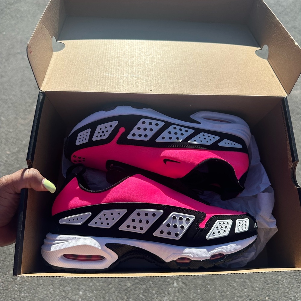 Nike Women’s  Pink and Black Sneakers Sunders Air Max Sunder